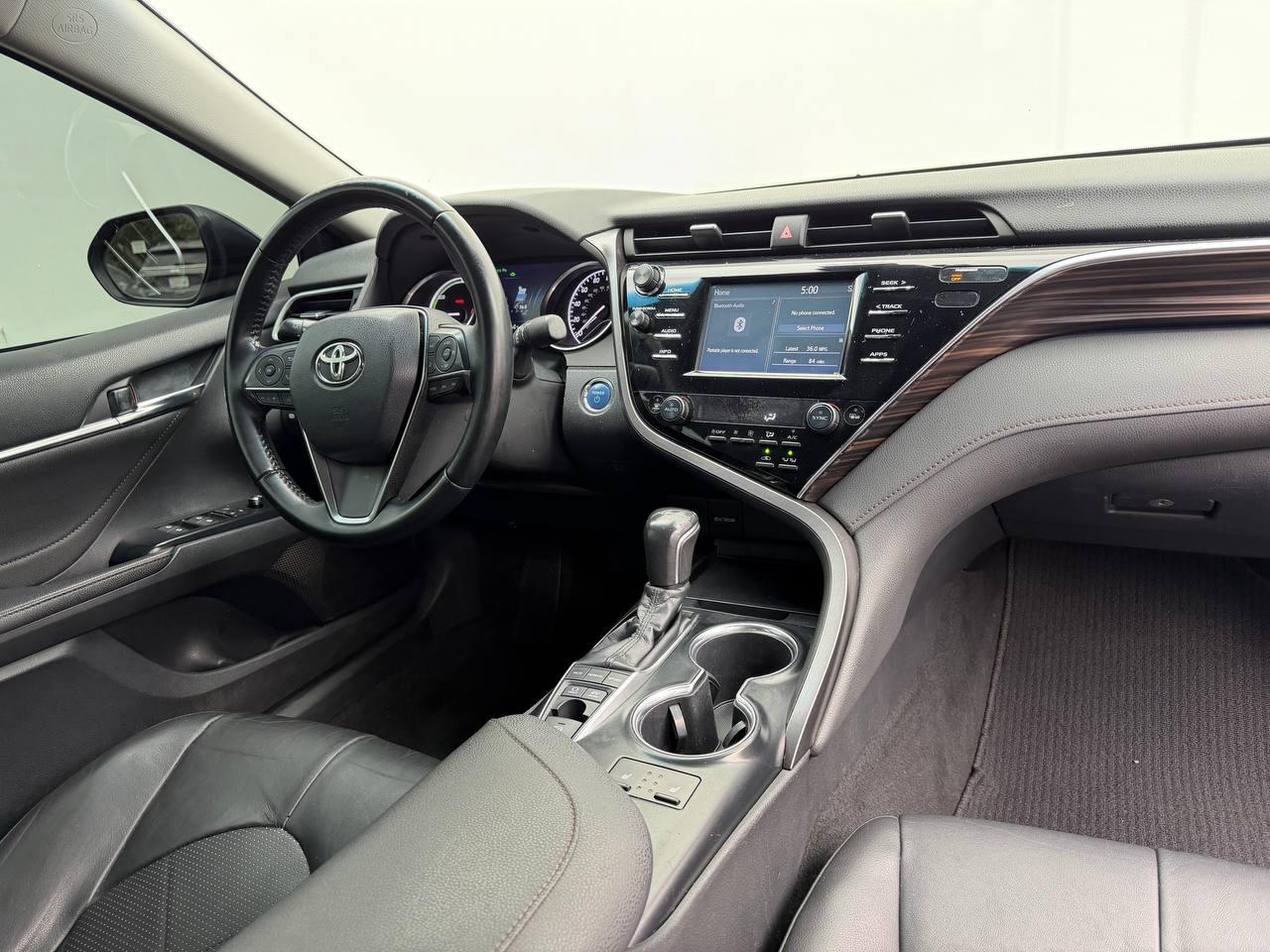 Toyota Camry Hybrid XLE 2018
