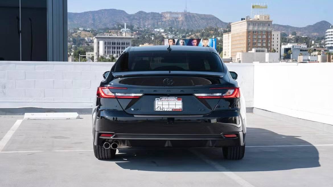 Toyota Camry Hybrid SE 2025
