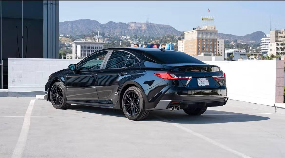 Toyota Camry Hybrid SE 2025