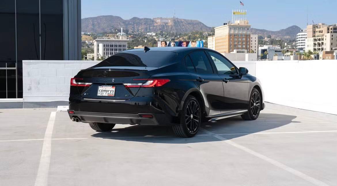 Toyota Camry Hybrid SE 2025
