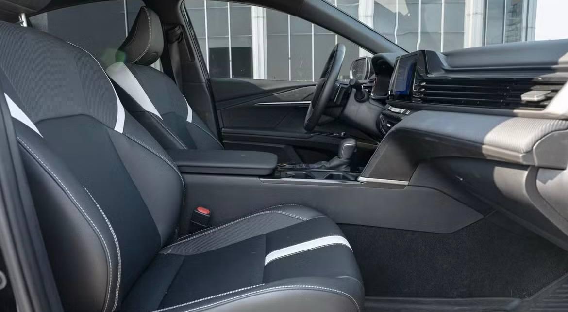 Toyota Camry Hybrid SE 2025