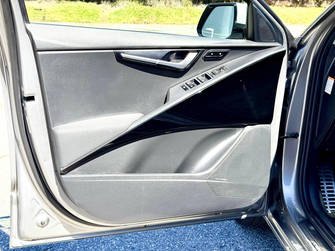 Kia Niro SX Touring 2023