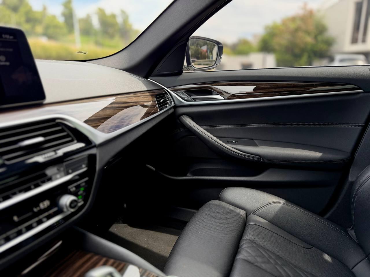 BMW 5-Series 530i 2021