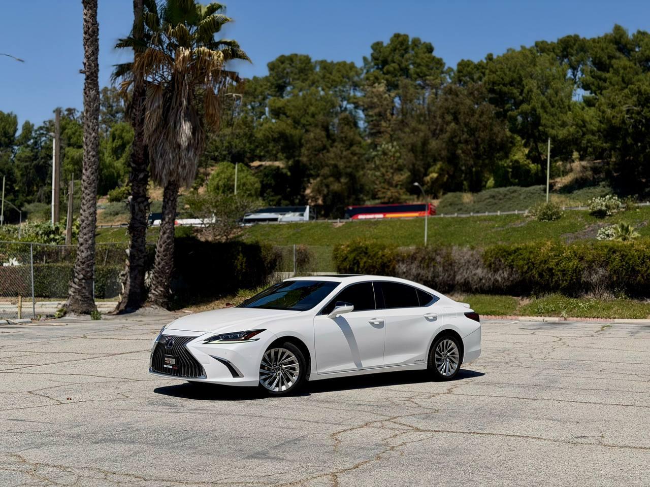 Lexus ES 300h  2019