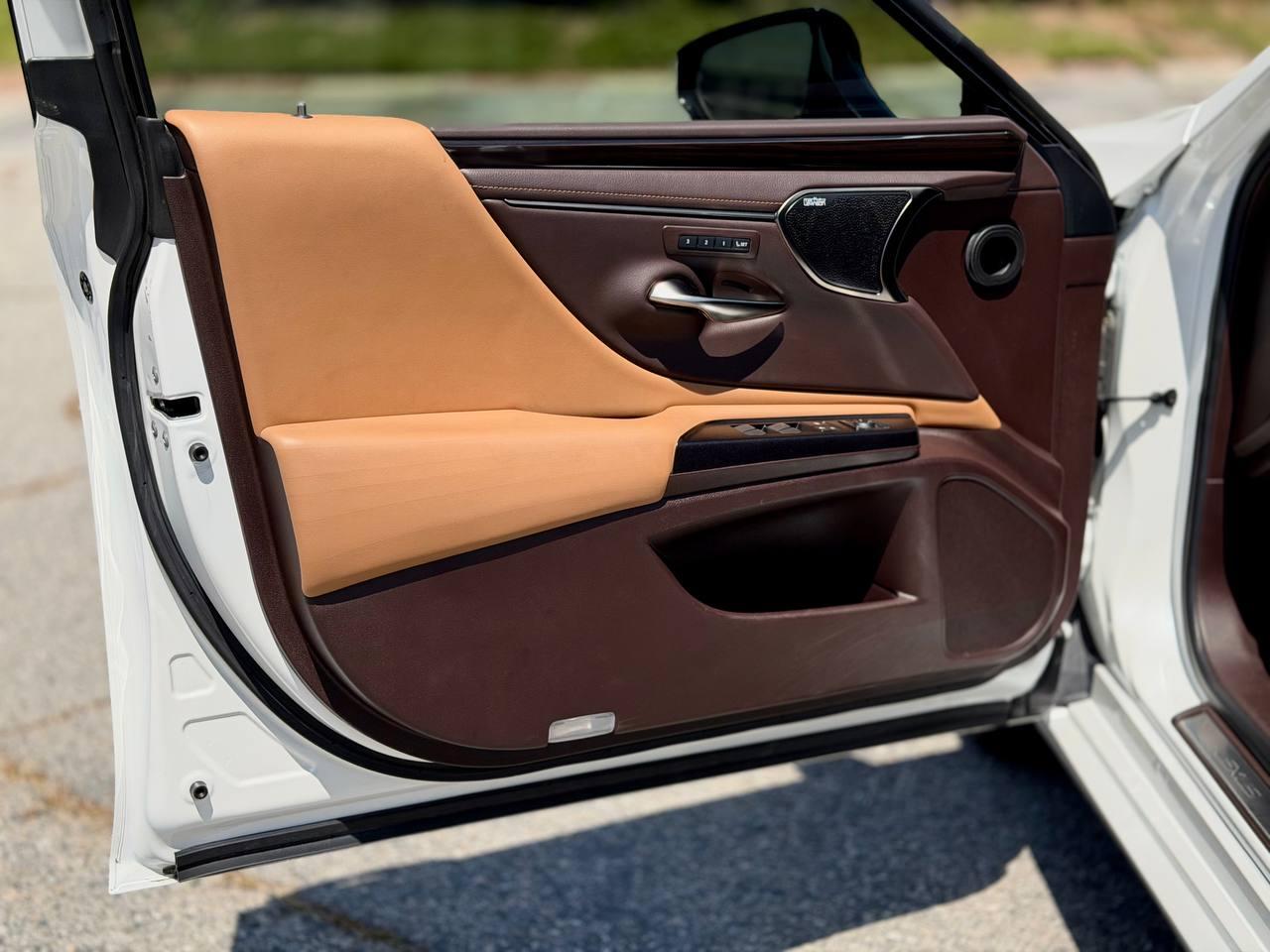 Lexus ES 300h  2019