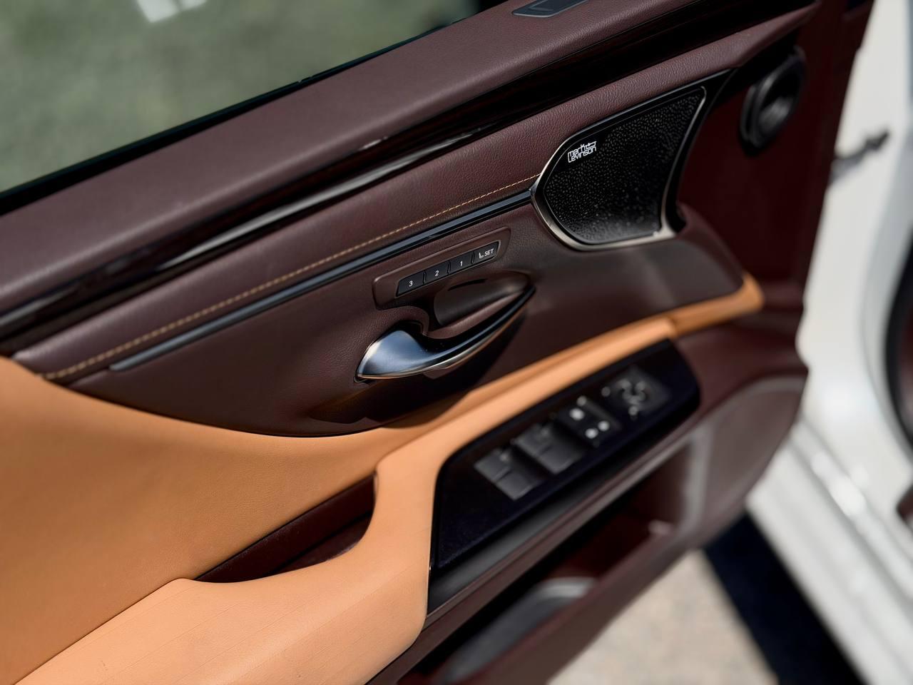 Lexus ES 300h  2019