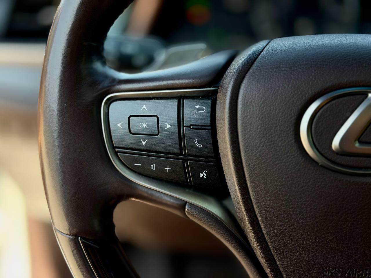 Lexus ES 300h  2019