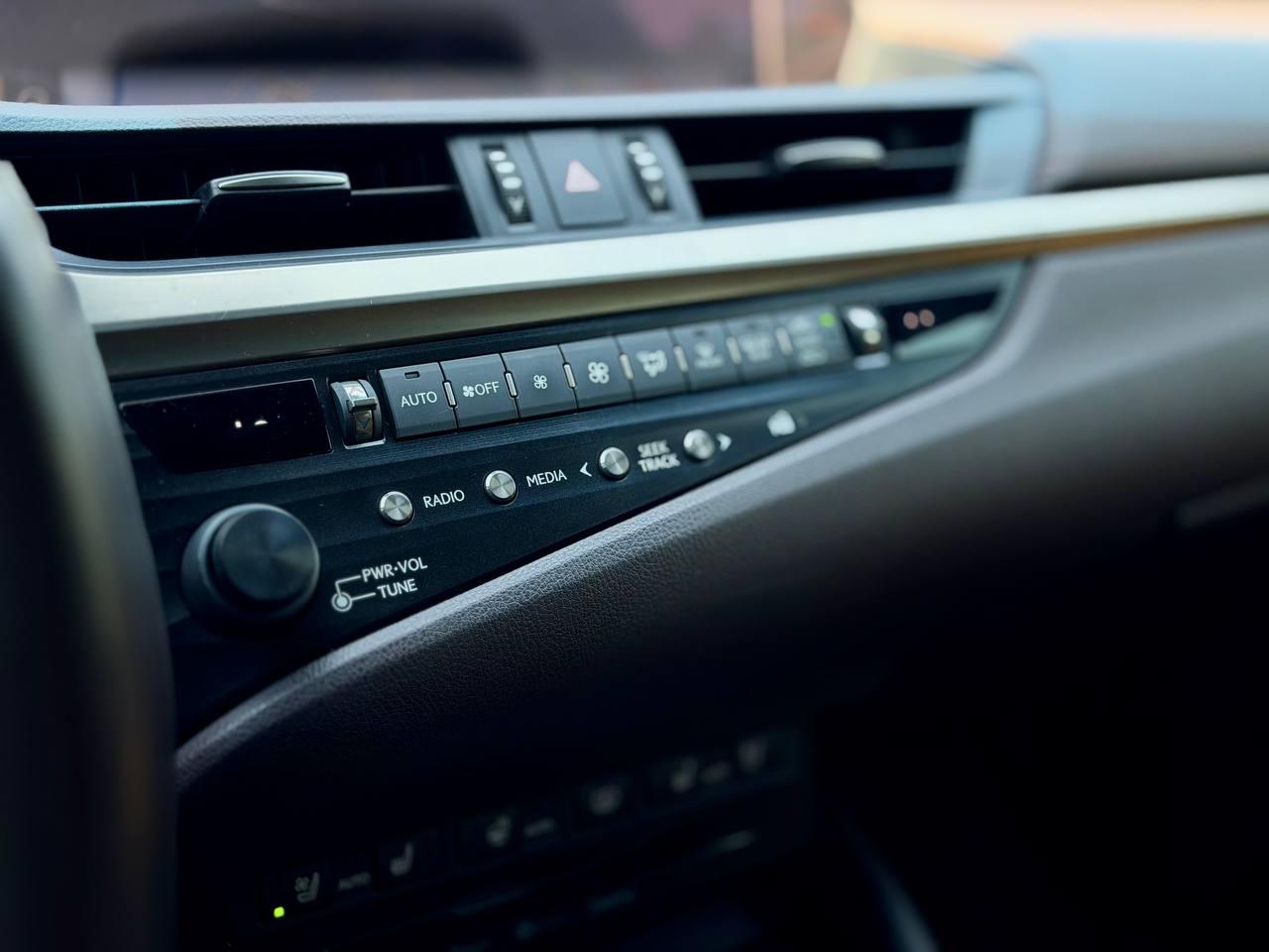 Lexus ES 300h  2019