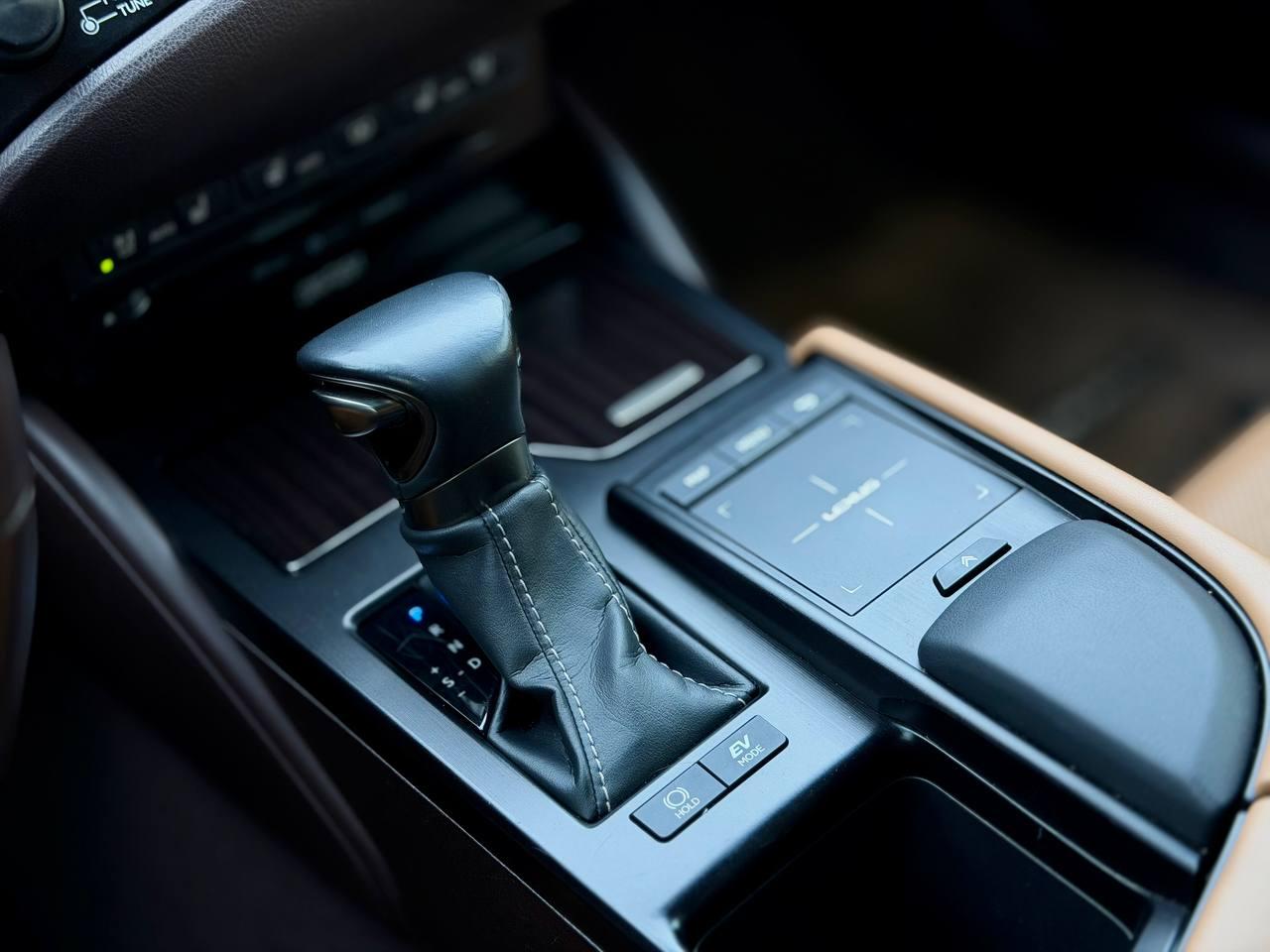 Lexus ES 300h  2019