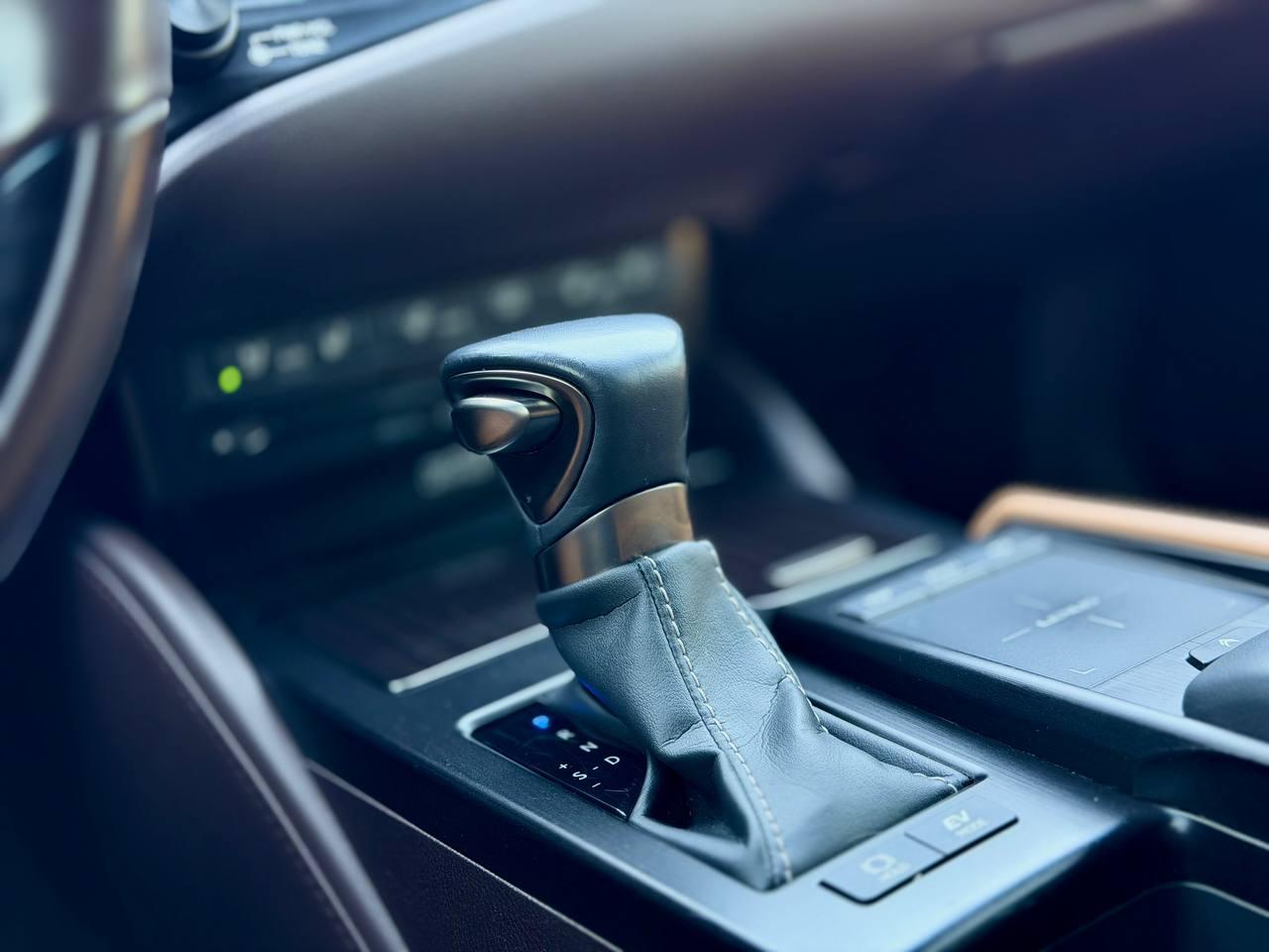 Lexus ES 300h  2019