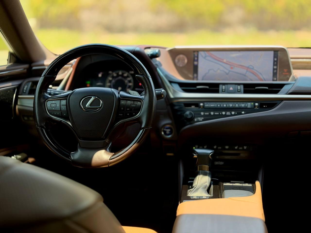 Lexus ES 300h  2019