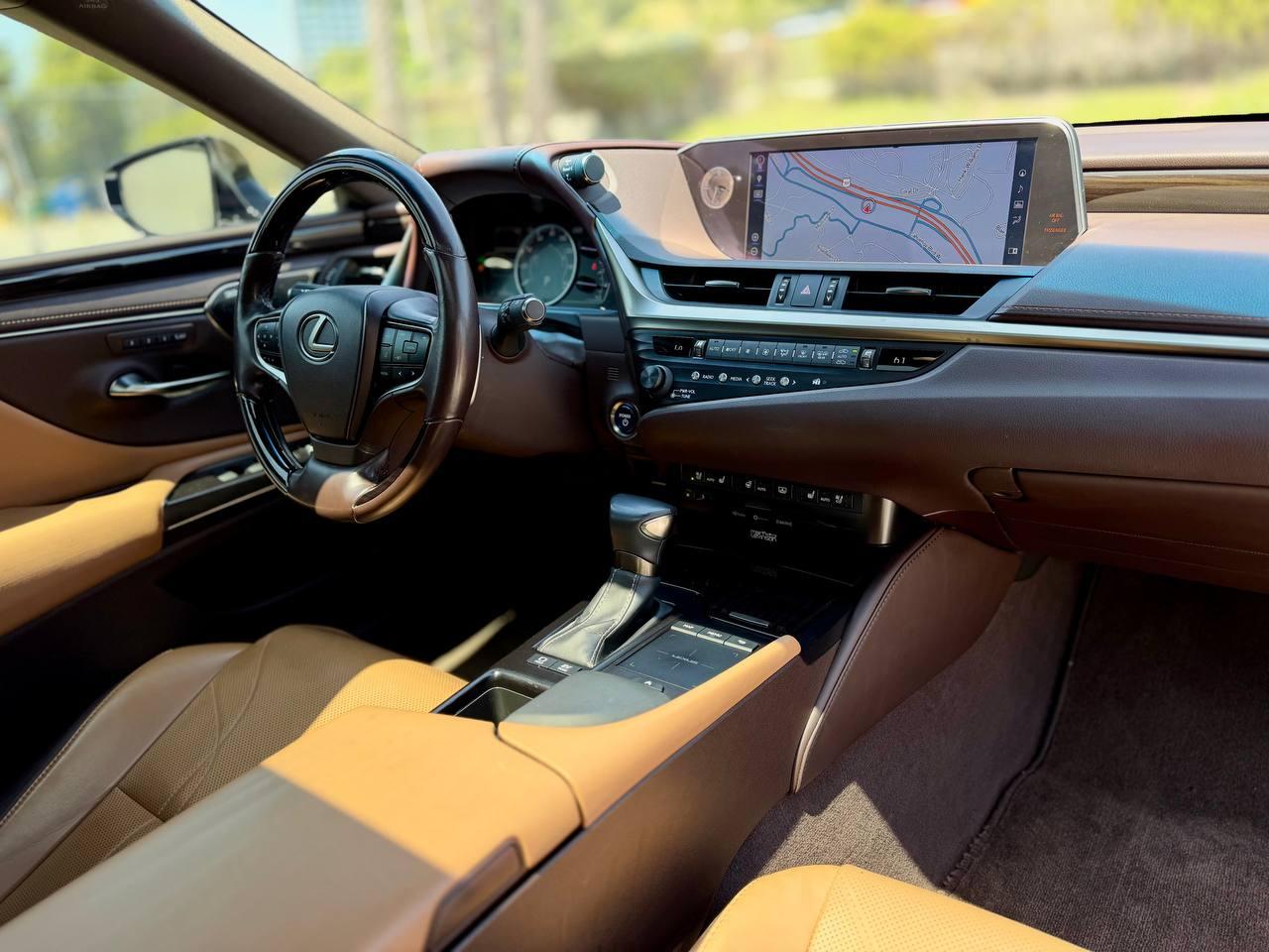 Lexus ES 300h  2019