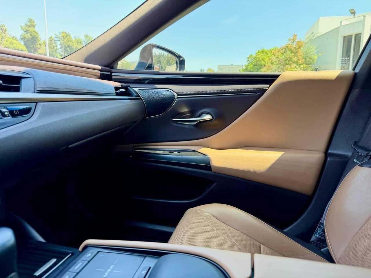 Lexus ES 300h  2019