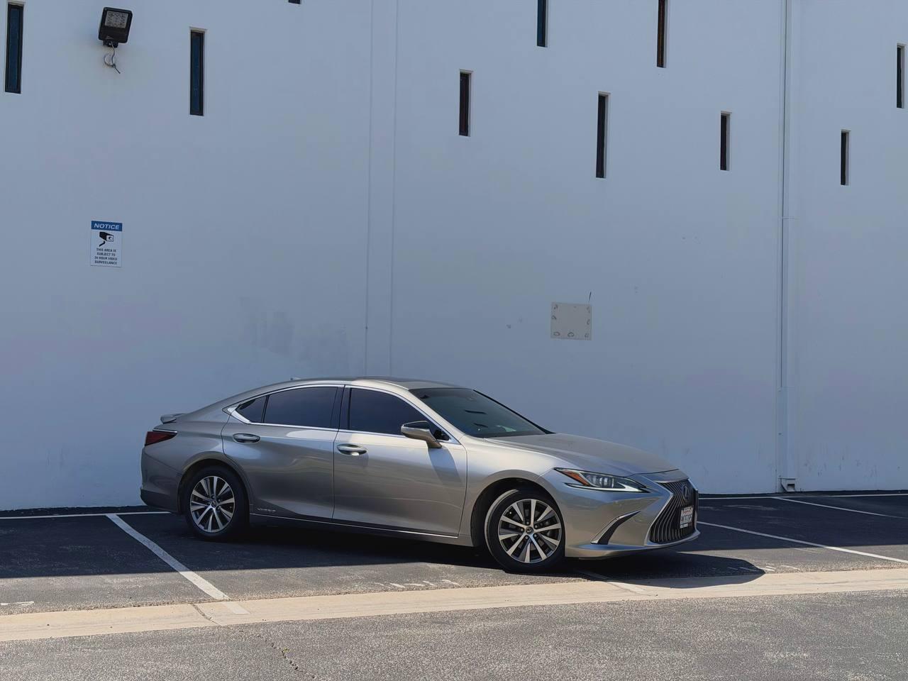 Lexus ES 300h  2020