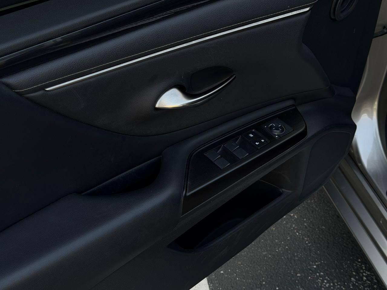 Lexus ES 300h  2020