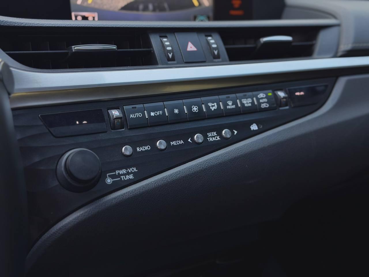 Lexus ES 300h  2020
