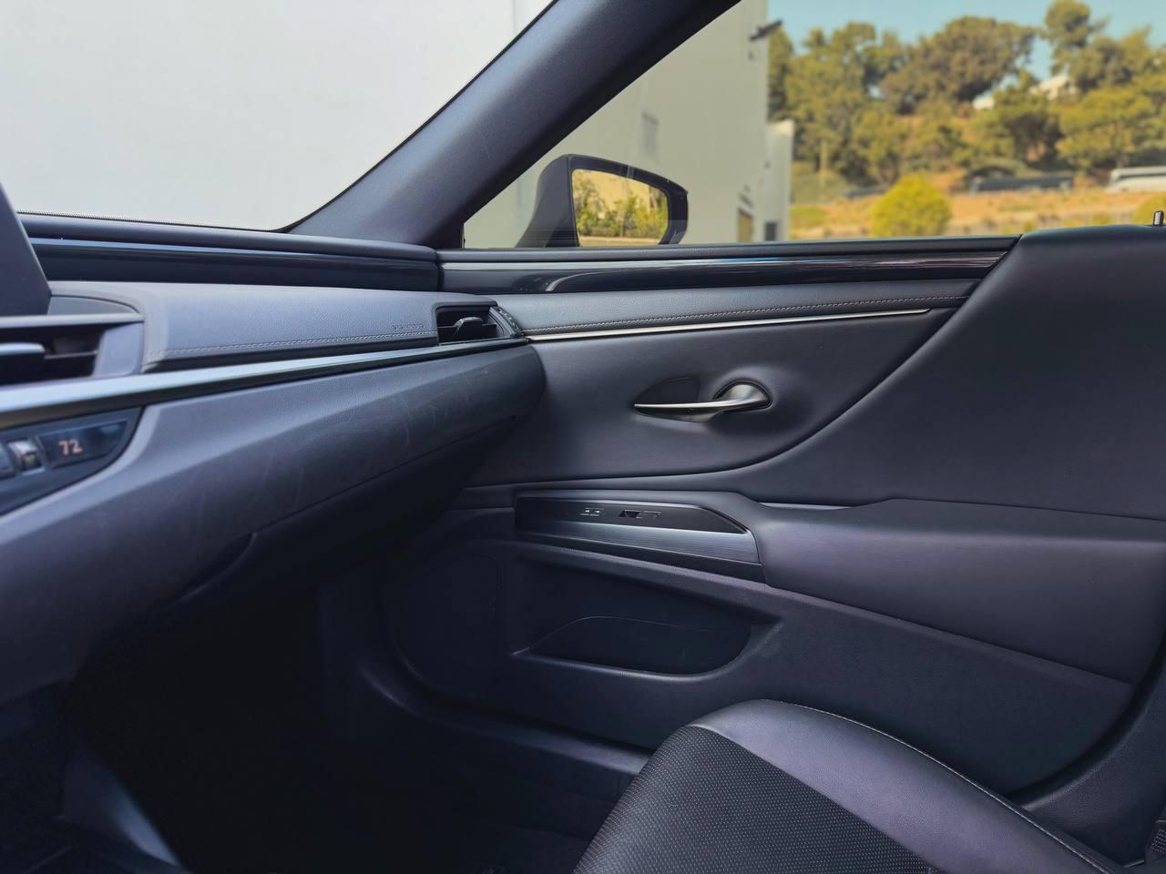 Lexus ES 300h  2020
