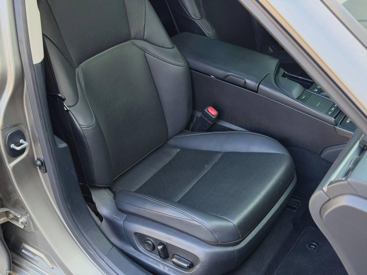 Lexus ES 300h  2020