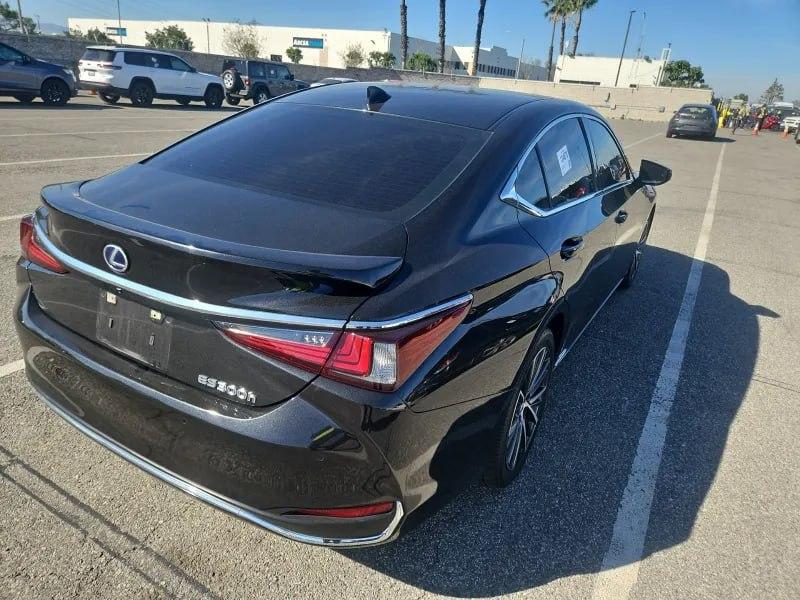 Lexus ES 300h  2022