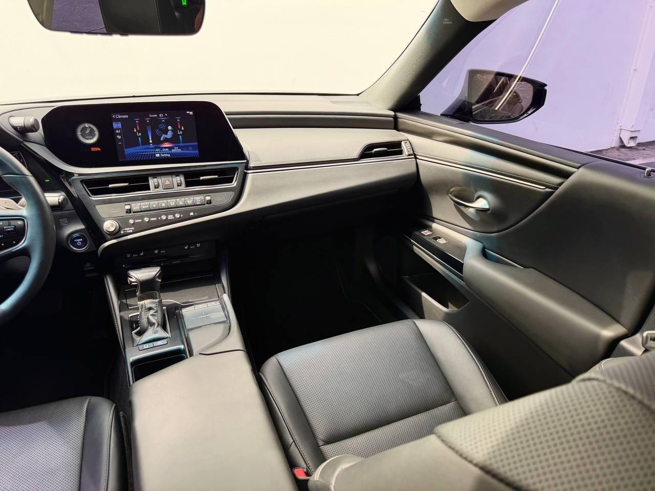 Lexus ES 300h  2022