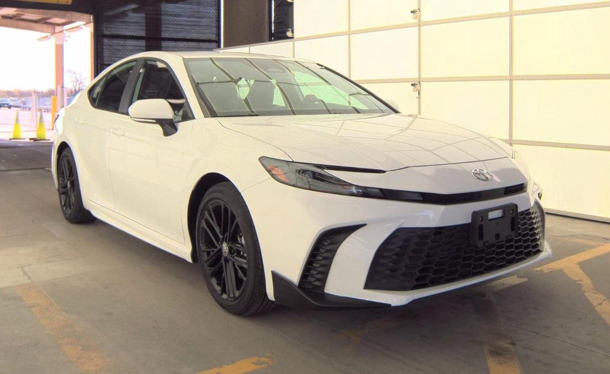 Toyota Camry Hybrid SE 2025