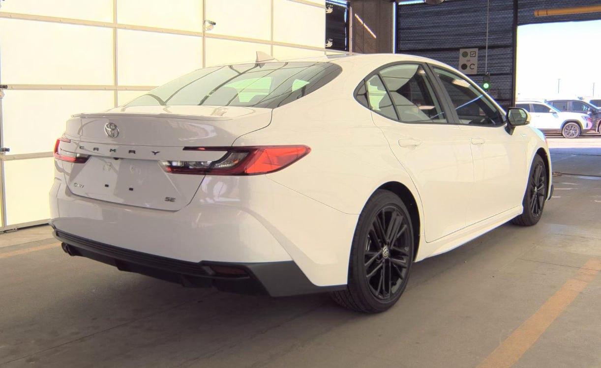 Toyota Camry Hybrid SE 2025