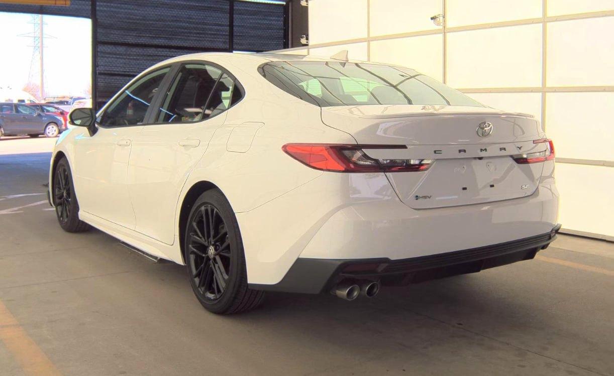 Toyota Camry Hybrid SE 2025