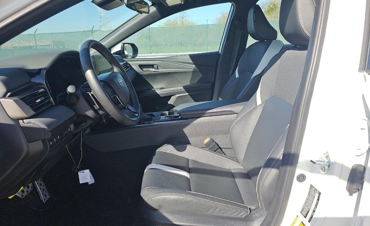 Toyota Camry Hybrid SE 2025