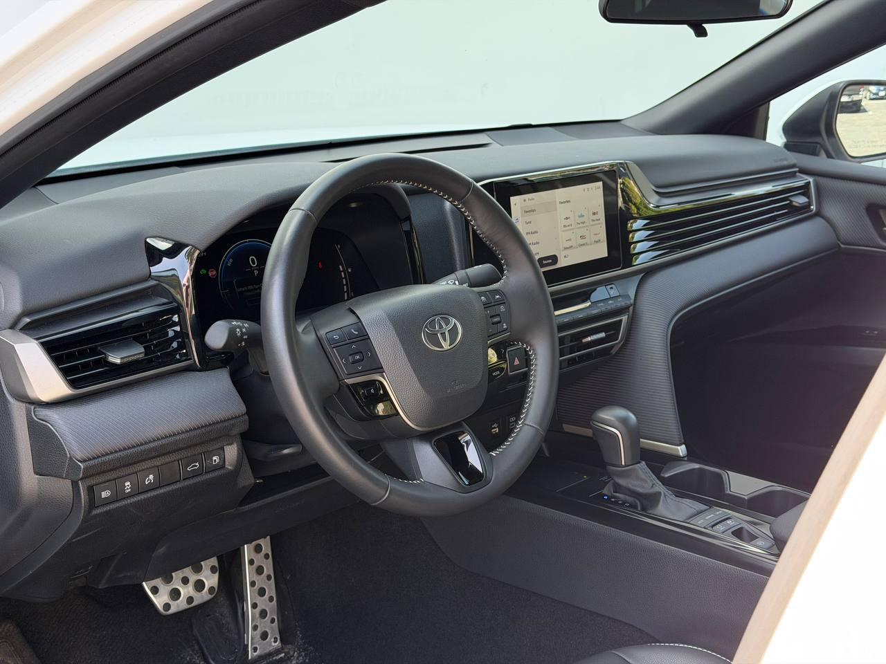 Toyota Camry Hybrid SE 2025