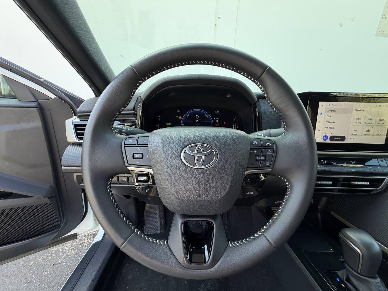 Toyota Camry Hybrid SE 2025