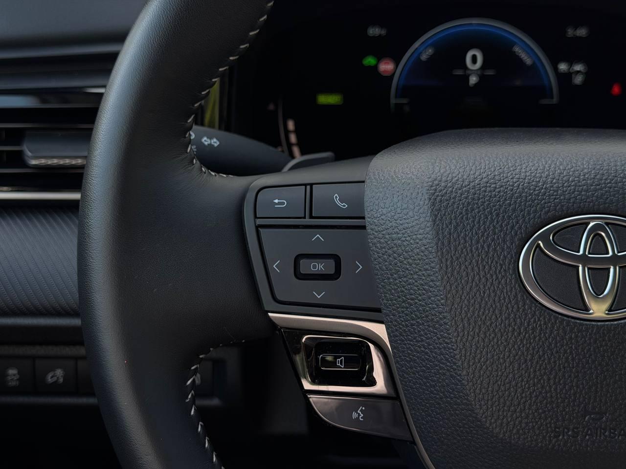 Toyota Camry Hybrid SE 2025