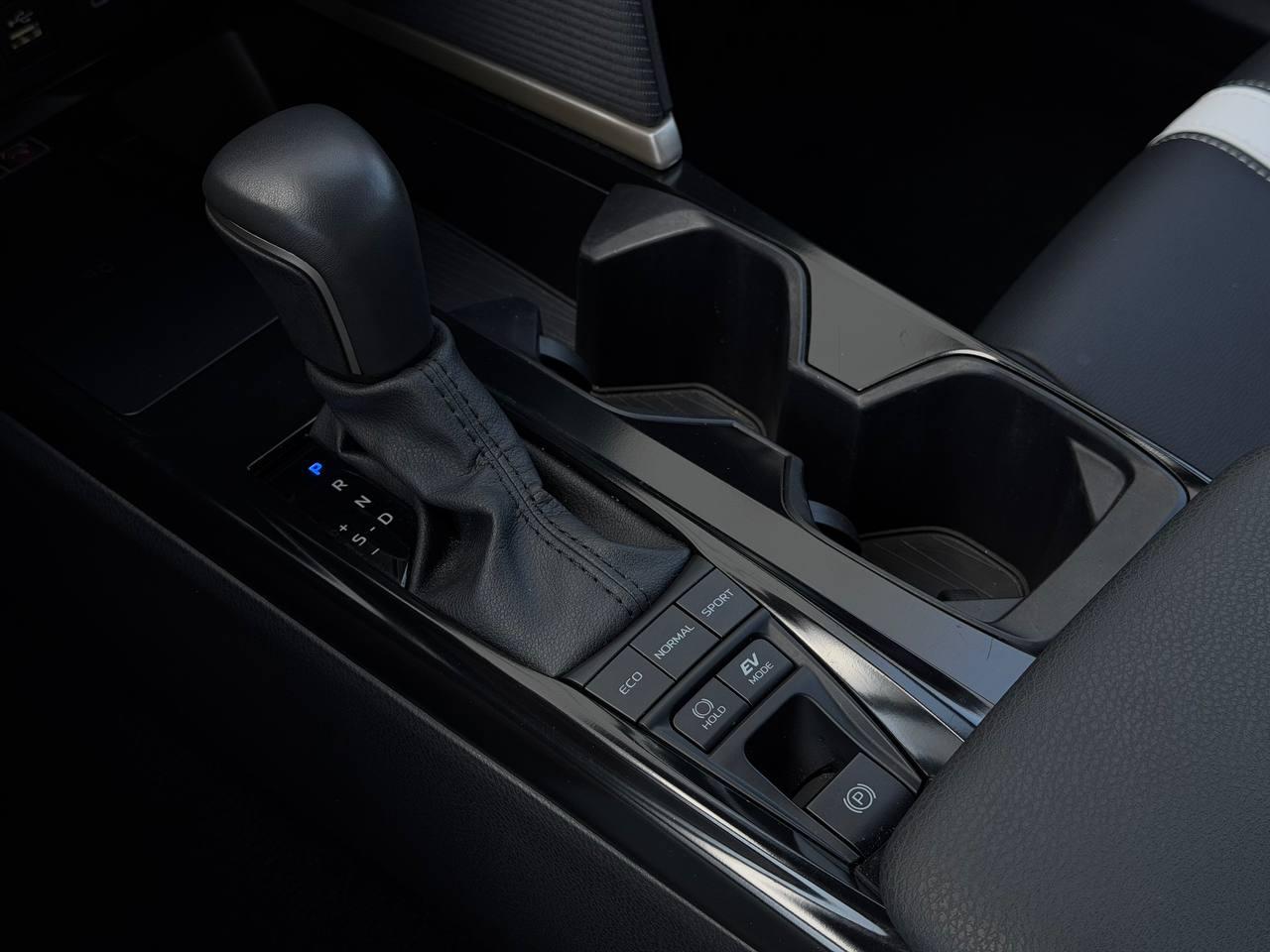 Toyota Camry Hybrid SE 2025