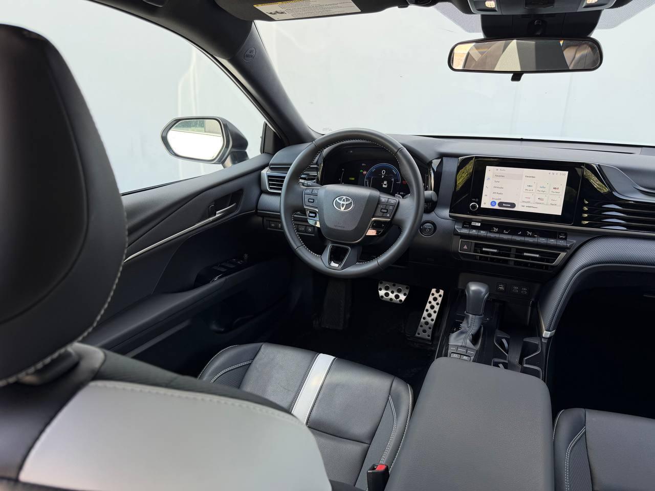 Toyota Camry Hybrid SE 2025