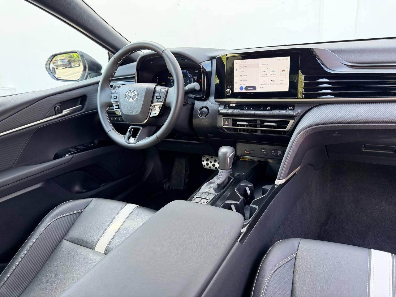 Toyota Camry Hybrid SE 2025