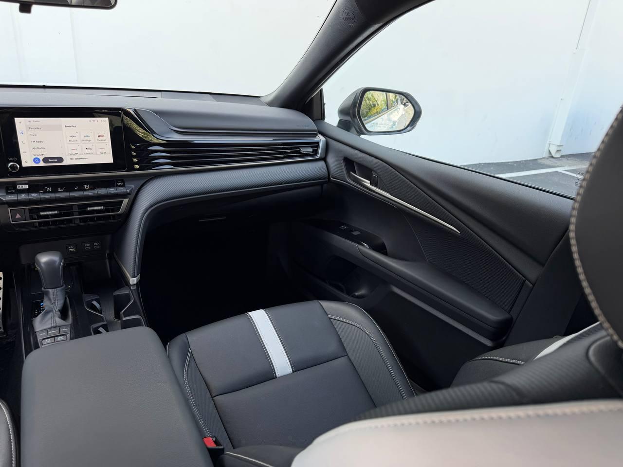 Toyota Camry Hybrid SE 2025