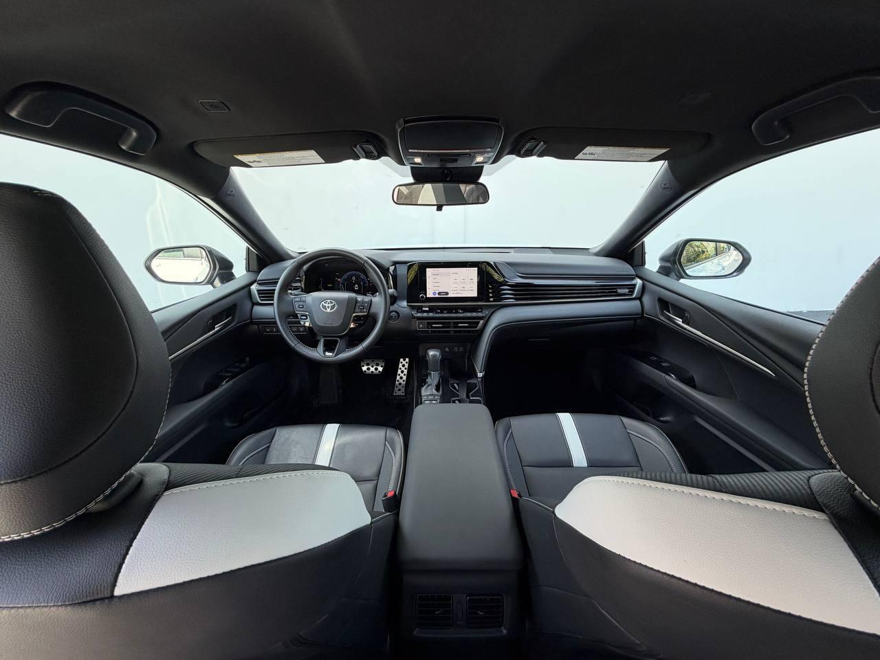 Toyota Camry Hybrid SE 2025