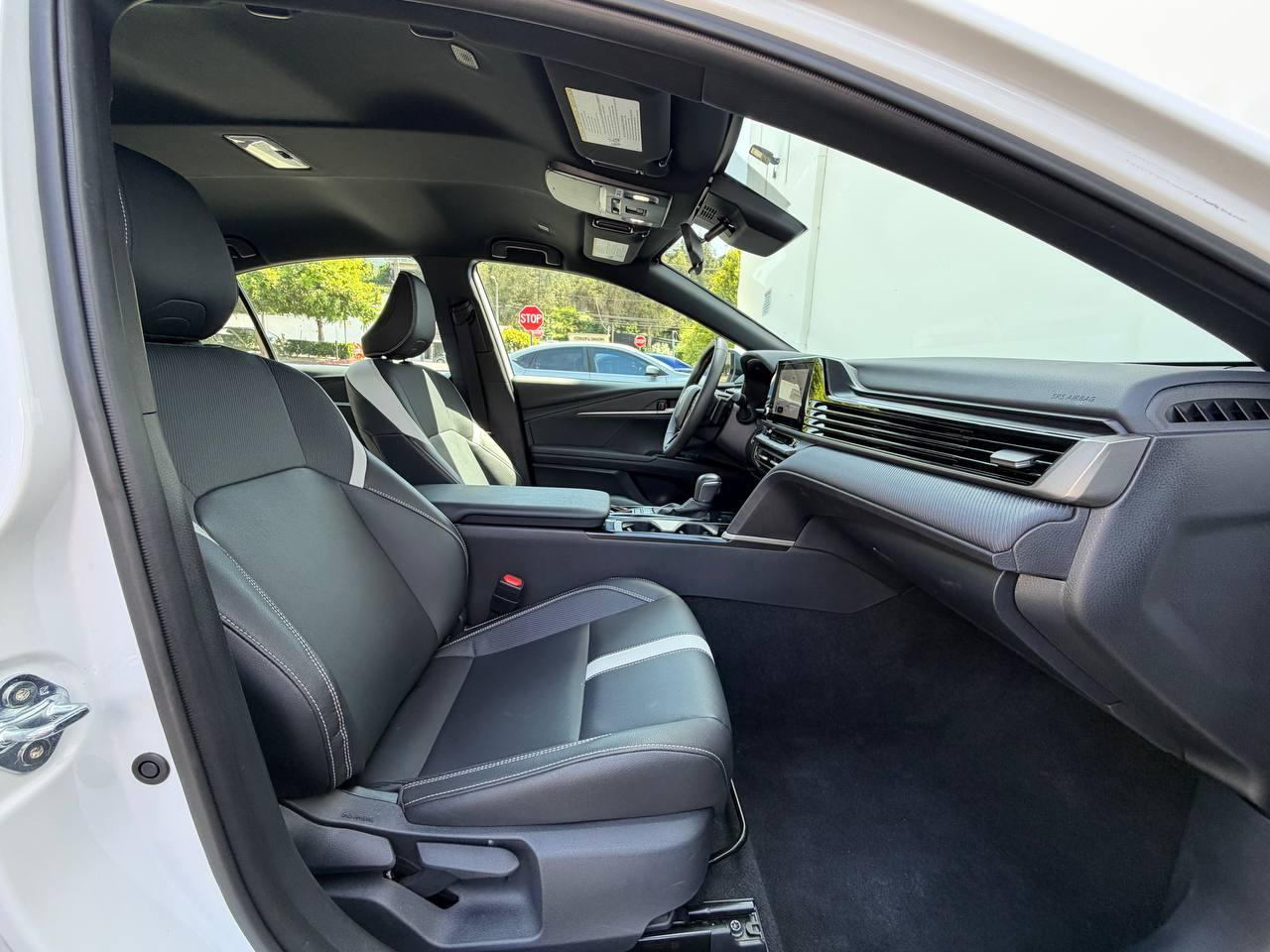 Toyota Camry Hybrid SE 2025