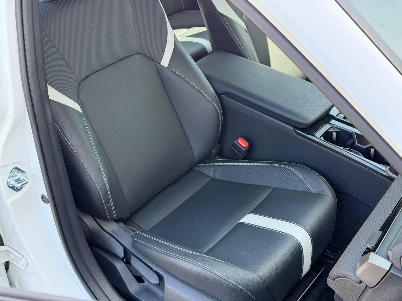Toyota Camry Hybrid SE 2025