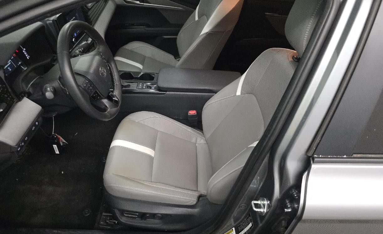 Toyota Camry Hybrid SE 2025