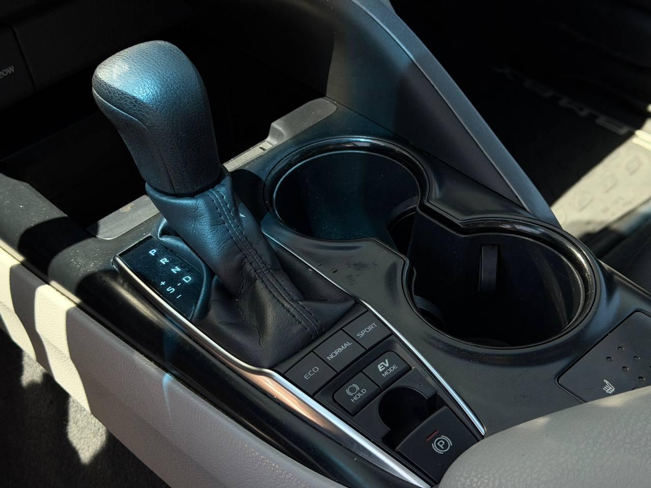 Toyota Camry Hybrid LE 2018