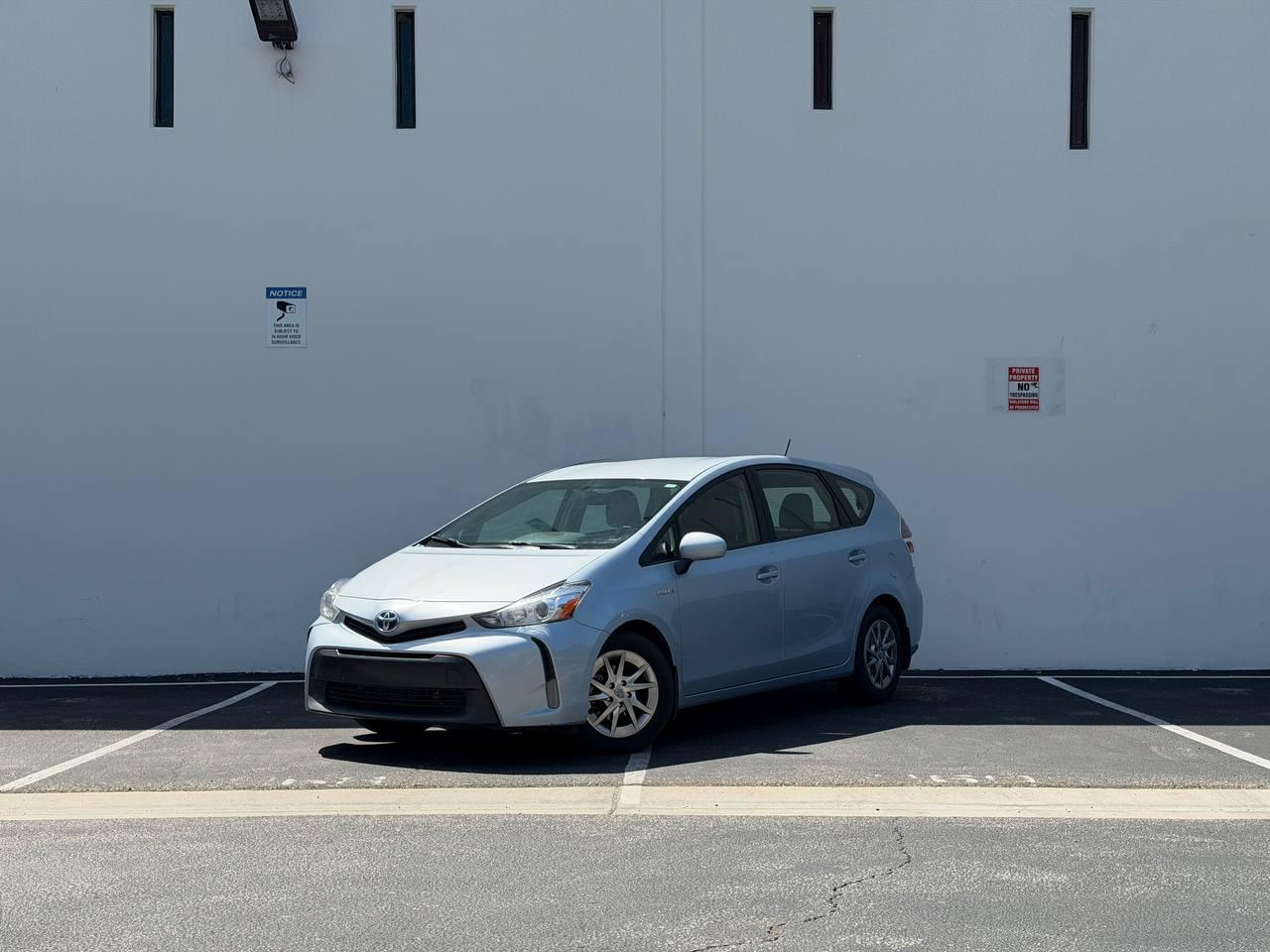 2015 Toyota Prius v Three's photo