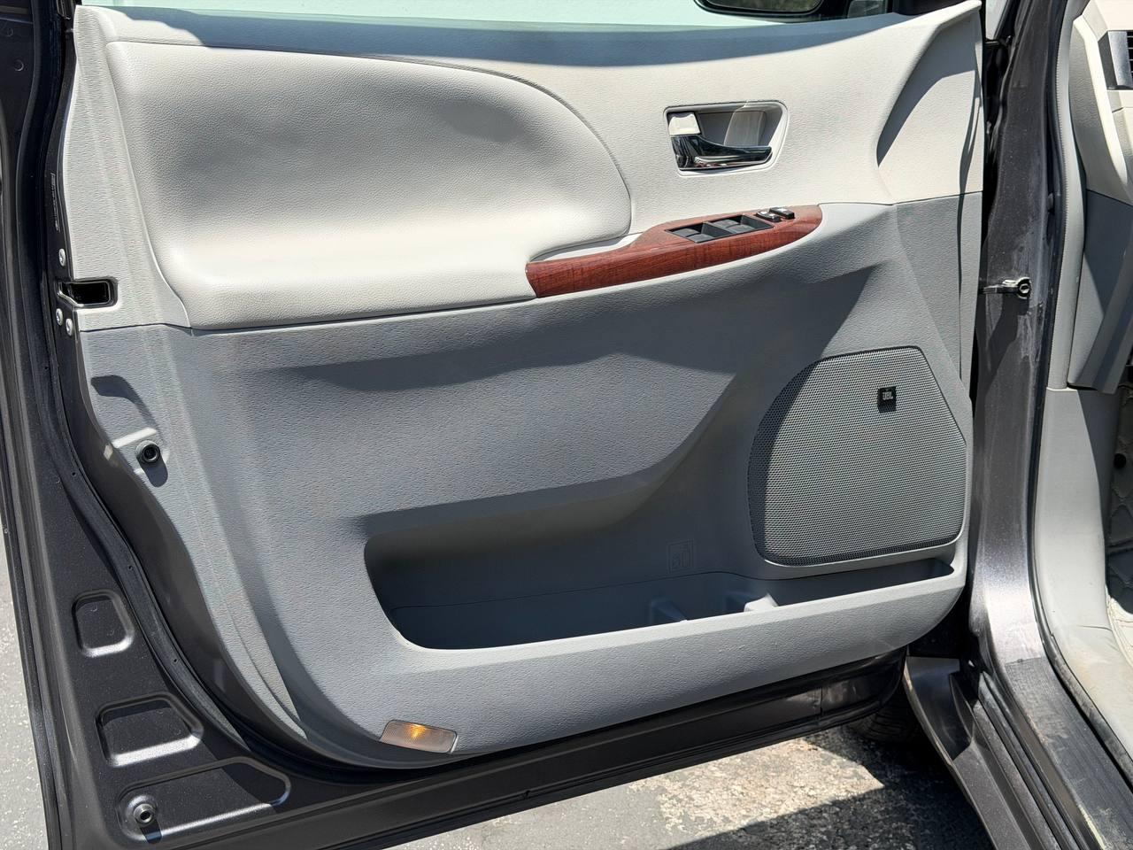 Toyota Sienna XLE 8-Passenger 2011