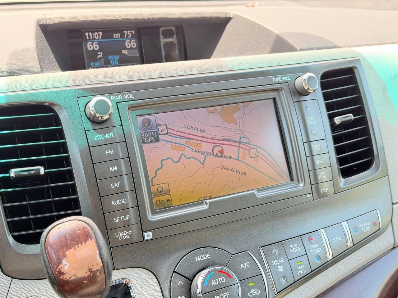 Toyota Sienna XLE 8-Passenger 2011