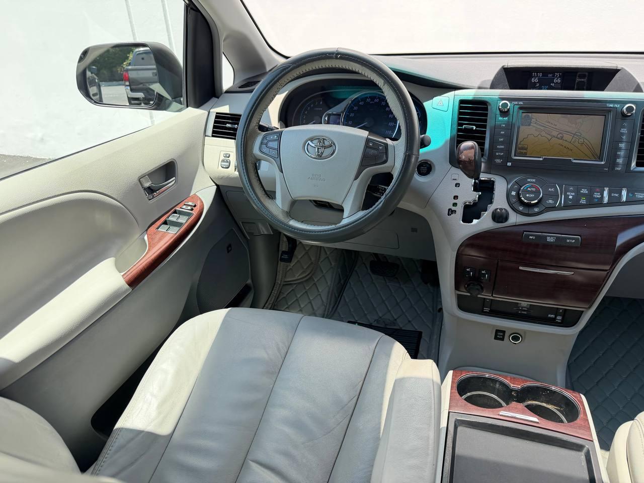 Toyota Sienna XLE 8-Passenger 2011