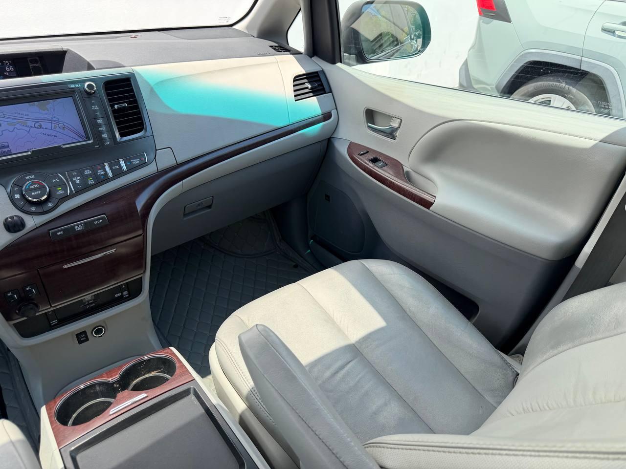 Toyota Sienna XLE 8-Passenger 2011