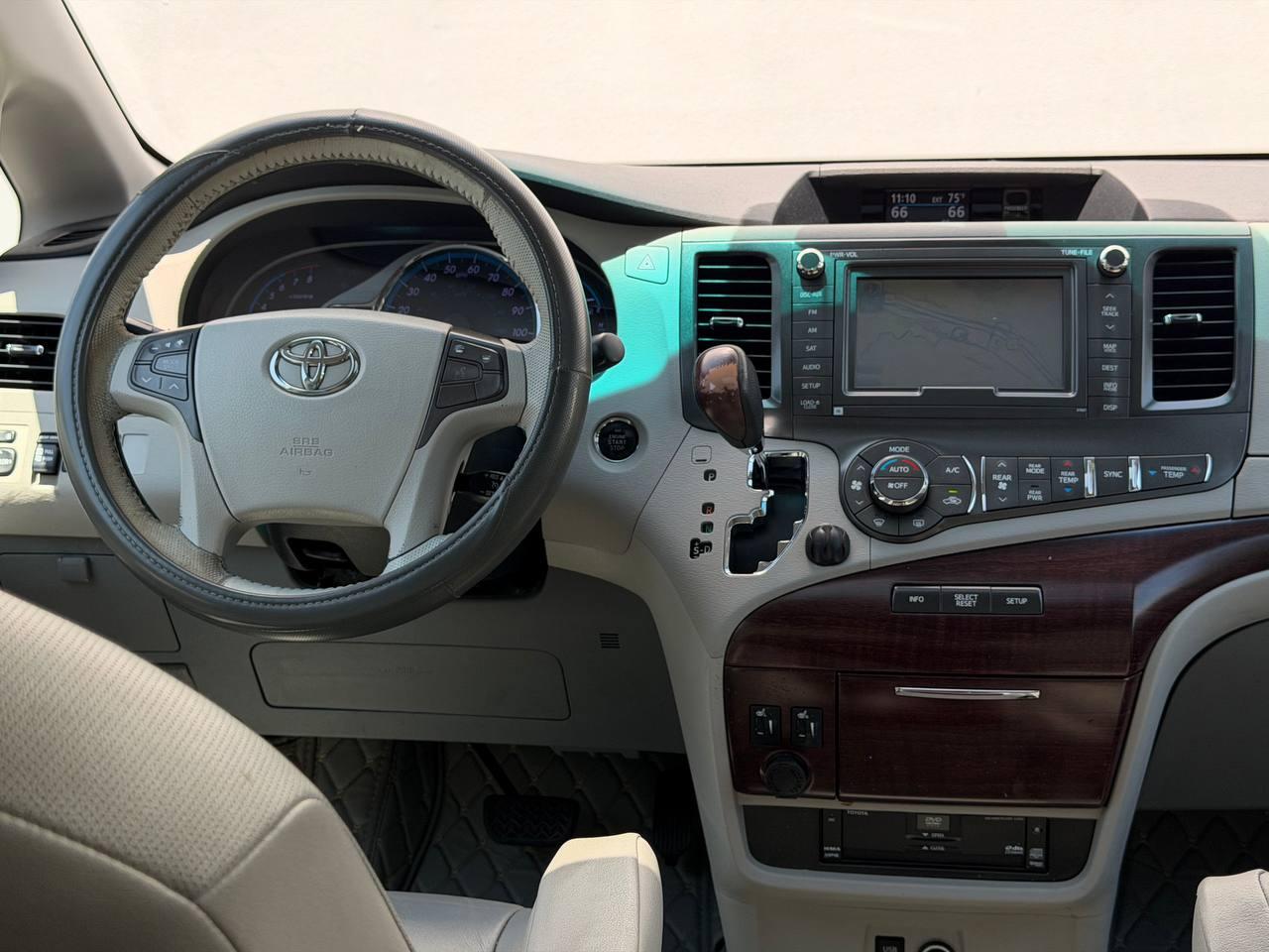 Toyota Sienna XLE 8-Passenger 2011