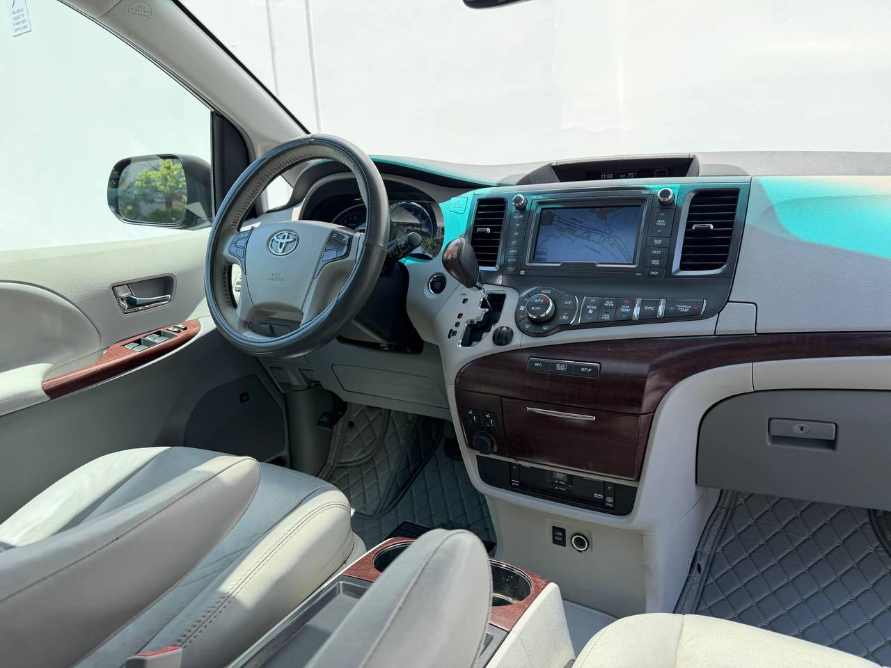 Toyota Sienna XLE 8-Passenger 2011