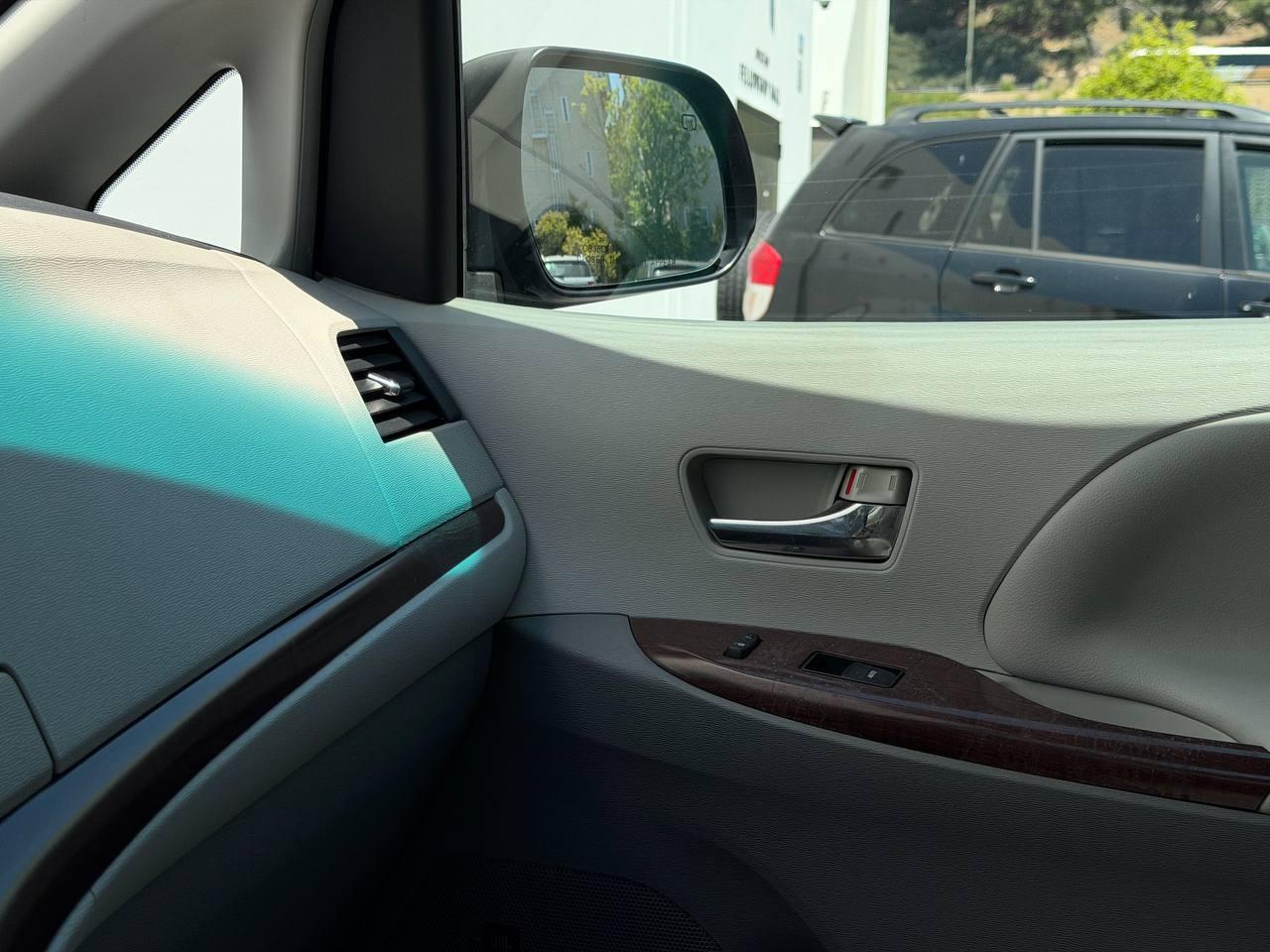 Toyota Sienna XLE 8-Passenger 2011