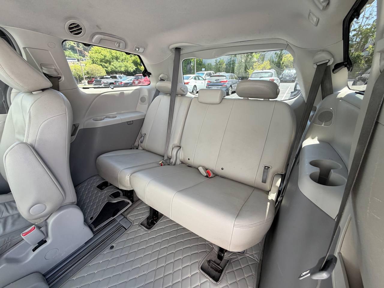 Toyota Sienna XLE 8-Passenger 2011