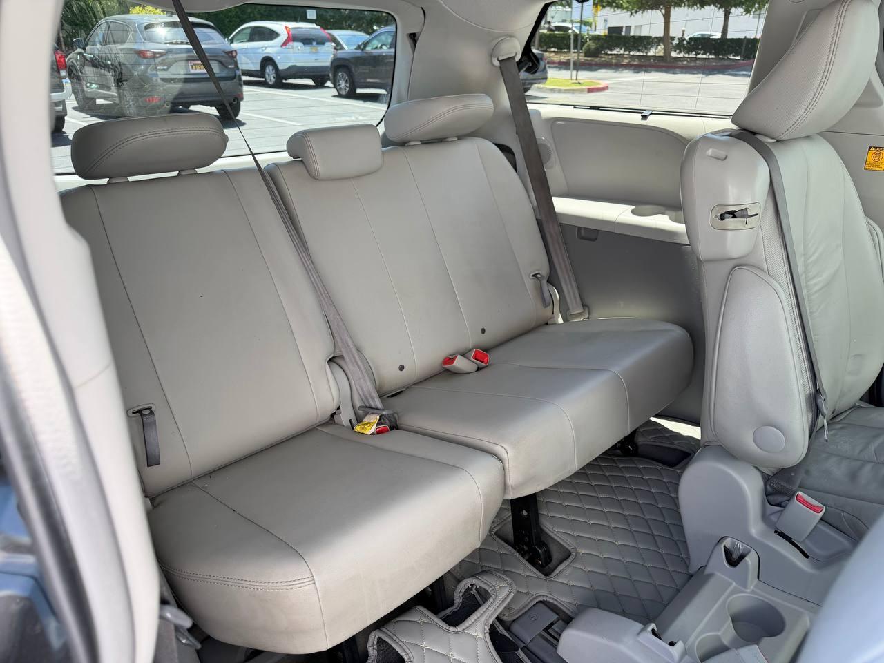 Toyota Sienna XLE 8-Passenger 2011